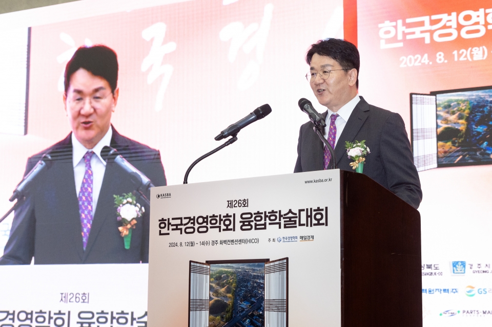 수상소감을 발표하고 있는 조원태 한진그룹 회장