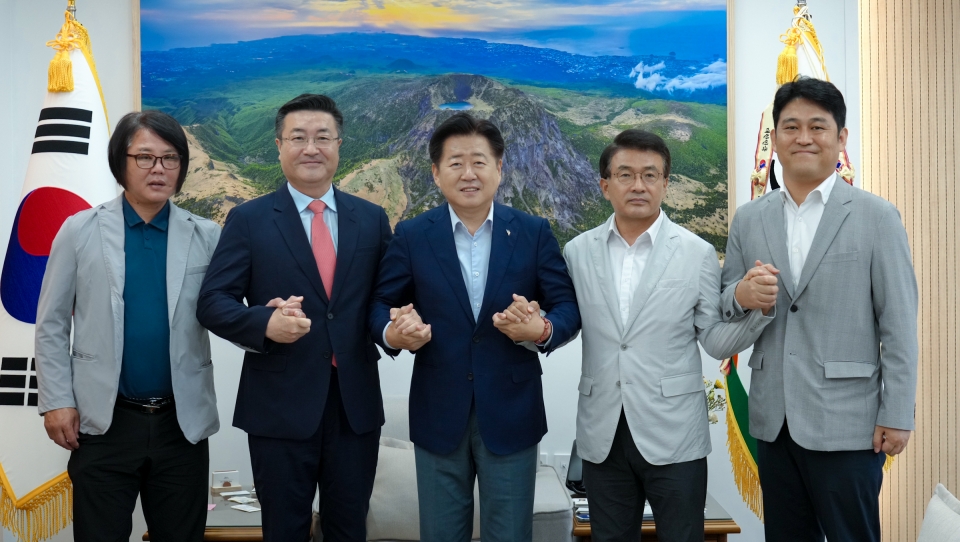 오영훈 지사-김승욱 국민의힘 제주도당 위원장 ‘손 맞잡아’