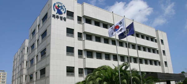제주지방법원 제2형사부(재판장 홍은표 부장판사)는 14일 특정경제범죄가중처벌등에관한법률 위반(사기) 등 혐의로 기소된 A 씨에게 징역 2년을 선고하고 법정 구속했다.