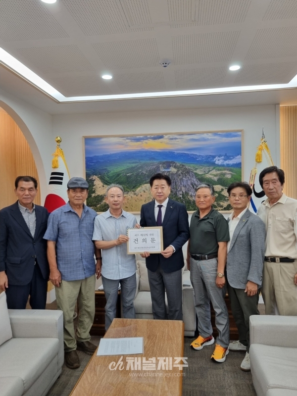 이성기 위원장은 이날 오영훈 제주도지사에게 '제주 제2공항 조속추진 요청서'를 제출하고 제주 제2공항 기본계획 고시가 조속히 이루어지도록 도지사의 적극적인 대내•외적 협조를 요청했다. 이 자리에는 제2공항건설취진위원회 임원 6명이 함께 참석했다.