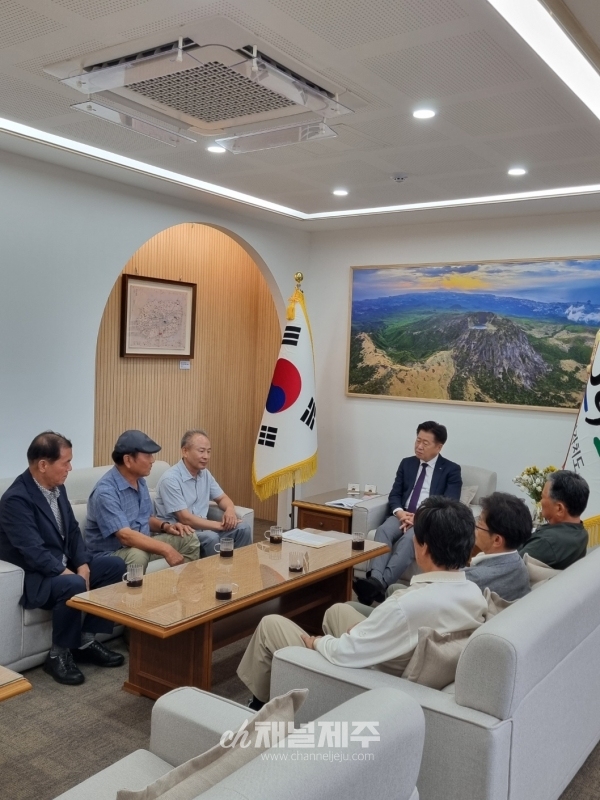 이성기 위원장은 이날 오영훈 제주도지사에게 '제주 제2공항 조속추진 요청서'를 제출하고 제주 제2공항 기본계획 고시가 조속히 이루어지도록 도지사의 적극적인 대내•외적 협조를 요청했다. 이 자리에는 제2공항건설취진위원회 임원 6명이 함께 참석했다.