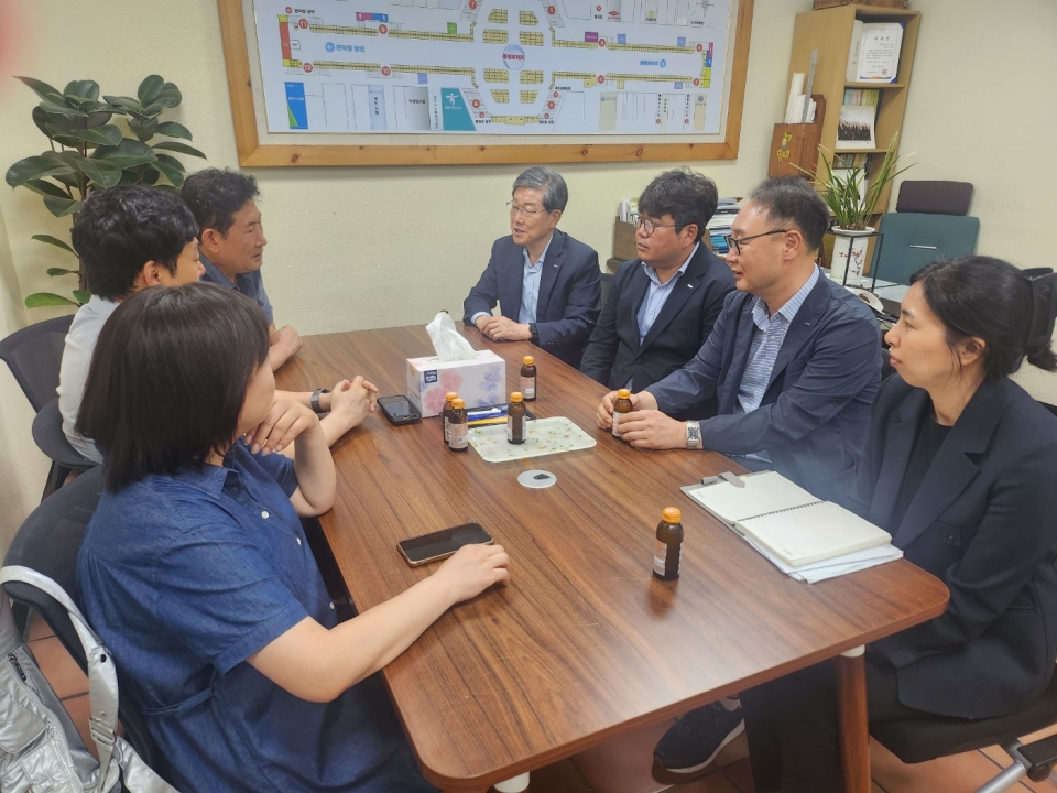 김광서 이사장은 “이번 논의가 민생경제에 활력을 불어넣는 첫 걸음이 되기를 바란다”고 밝히며 “앞으로도 더 나은 골목상권을 만들기 위해 소상공인을 위한 종합지원 체계 마련에 적극 힘쓰겠다”고 말했다.