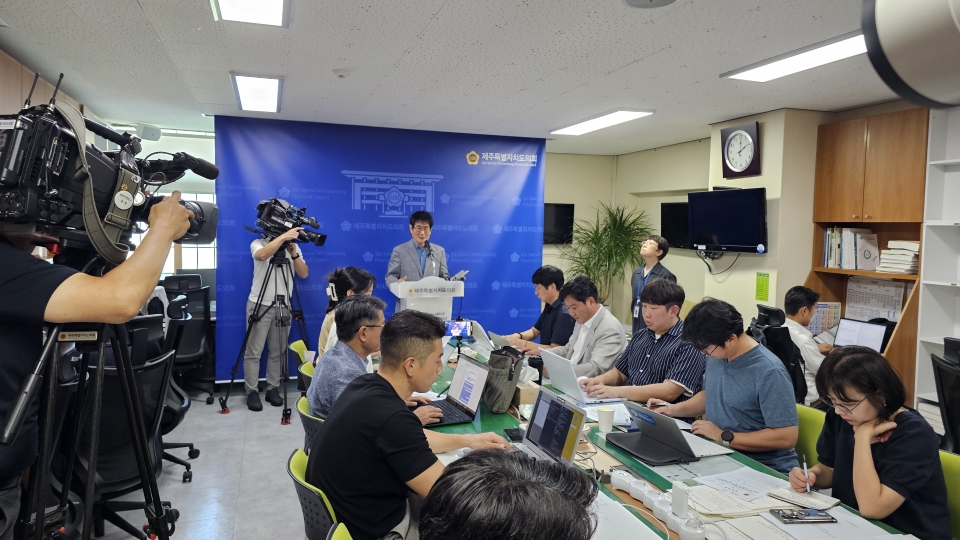 제주도의회 문광위 고태민 위원장이 기자회견을 열고 '제주특별자치도 정월대보름 들불축제 지원에 관한 조례안'에 대해 설명했다.