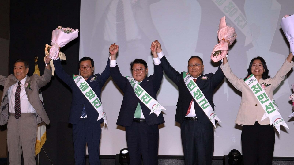 우리공화당은 1일 일산 킨텍스에서 열린 제4차 전국대의원대회에서 단독으로 출마한 조원진 전 당대표를 신임 당대표로 선출했다. 또한 4기 새 지도부 최고위원 선거에서는 최민선 전 당대표 비서실장이 1위로 당선되었고, 이어 변성근 전 제2사무부총장, 송영진 전 서울시당위원장, 조시철 전 최고위원 순으로 당선되었다. 낙선한 김진영 전 최고위원은 조원진 신임 당대표가 지명직 최고위원으로 추천했다.