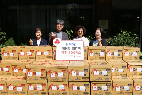 (왼쪽부터) 제주사회복지공동모금회 박은희 사무처장, 연동 원훈철 동장, 청춘다방 김문자 대표, 연동지역사회보장협의체 신애복 위원장이 기념촬영을 하고 있다.