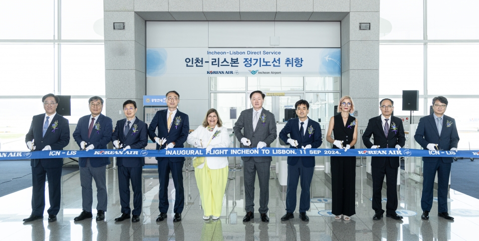대한항공은 11일 오전, 인천발 리스본행 KE921편이 출발하는 인천국제공항 제2터미널 232번 탑승 게이트 앞에서 신규 취항 기념 행사를 열었다. 사진은 우기홍 대한항공 대표이사 사장(우측에서 다섯번째), 수자나 바즈 파투 주한 포르투갈 대사(우측 여섯번째) 및 관계자들이 기념사진을 촬영하는 모습