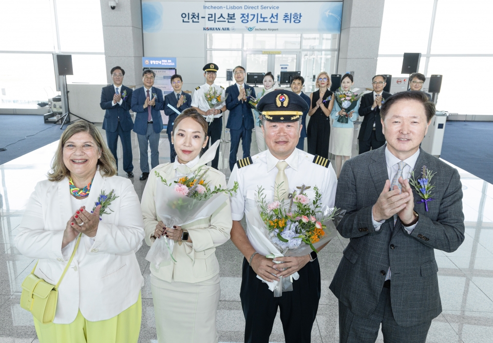 사진은 우기홍 대한항공 대표이사 사장(우측), 수자나 바즈 파투 주한 포르투갈 대사(좌측), KE921편 운항 및 객실승무원이 기념사진을 촬영하는 모습