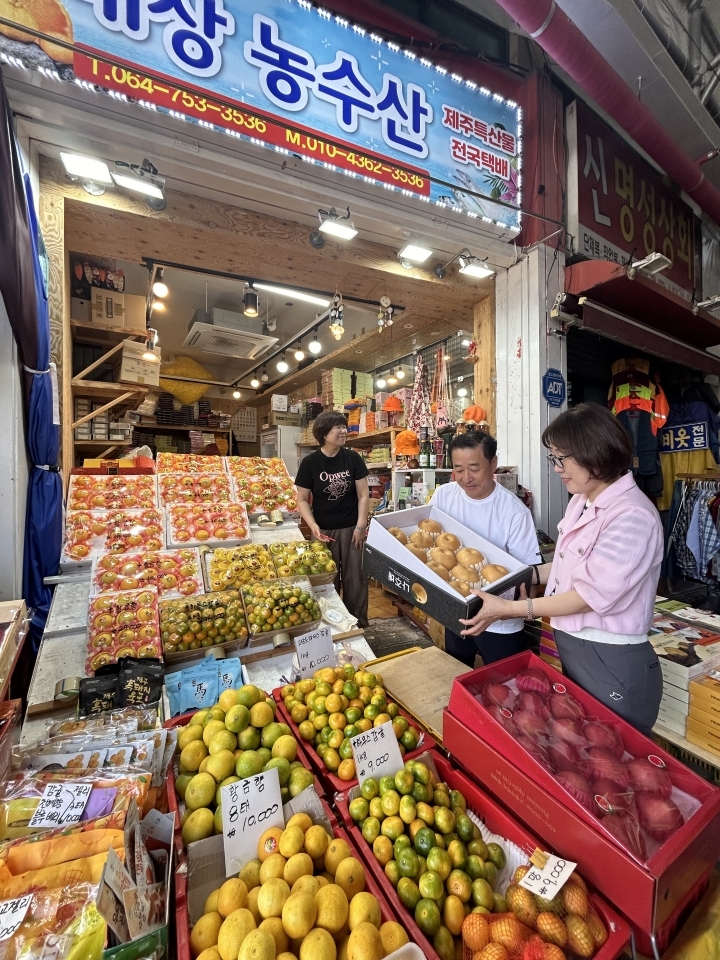 제주지방조달청, 전통시장 찾아 사회복지시설 위문품 구입