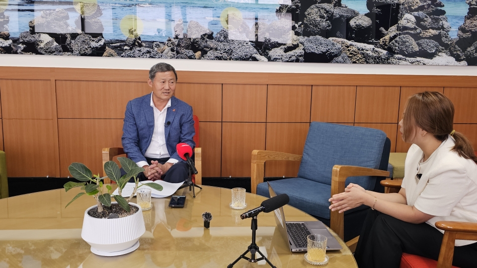 19일, 제주도인터넷신문ㆍ방송기자협회(회장 강내윤, 이하 협회)는 김완근 제주시장을 찾아 합동 인터뷰를 진행했다.
