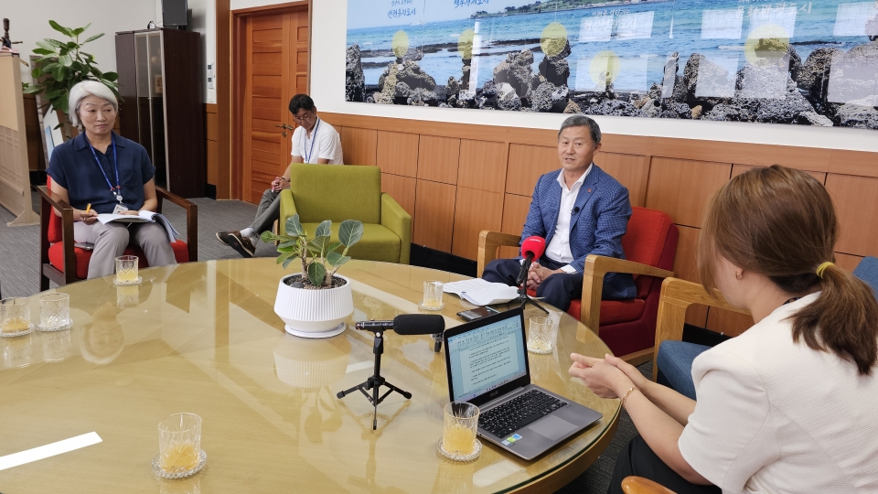 19일, 제주도인터넷신문ㆍ방송기자협회(회장 강내윤, 이하 협회)는 김완근 제주시장을 찾아 합동 인터뷰를 진행했다