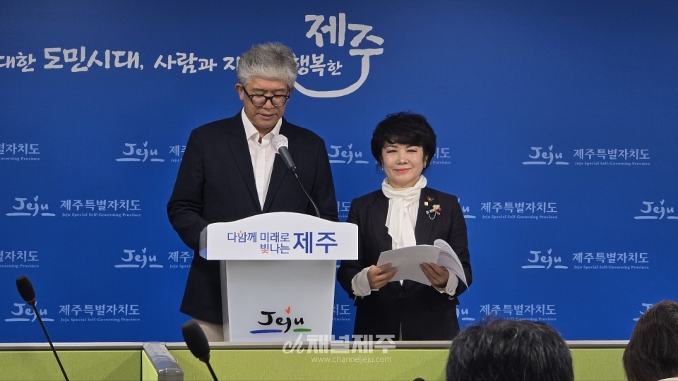 제63회 탐라문화제 대회장인 김선영 한국예총제주특별자치도연합회장(사진오른쪽)은 25일 오전 제주도청 기자실에서 브리핑을 갖고 “이번 탐라문화제는 제주의 민속, 신화, 역사, 생활사 등 유무형의 문화원형을 형상화하여 주제의 특색을 살릴 수 있도록 준비했다”면서 “제주가 가진 풍부한 문화유산을 통해 지역 주민과 관광객들이 함께 즐길 수 있는 축제의 장이 되기를 바란다”고 밝혔다.