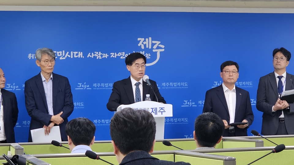 제주자치도 혁신산업국 양제윤 국장이 한림풍력개발사업 문제점에 대해 설명하고 있다.