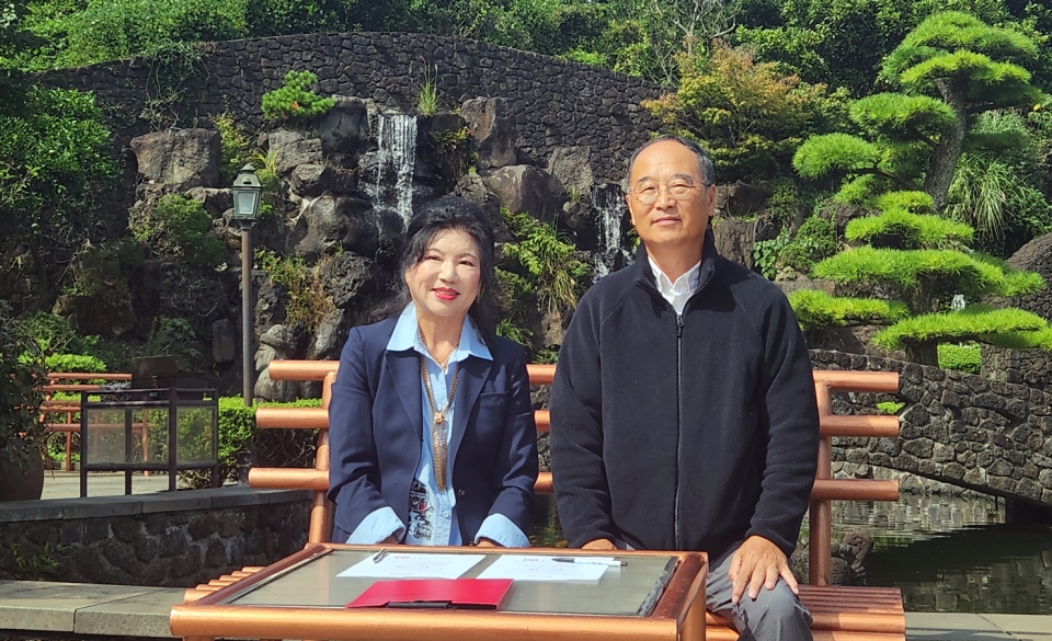 한중우호연합총회 제주분회 최병년 총회장(좌)과 제주6차산업협회 성주엽 회장(우)