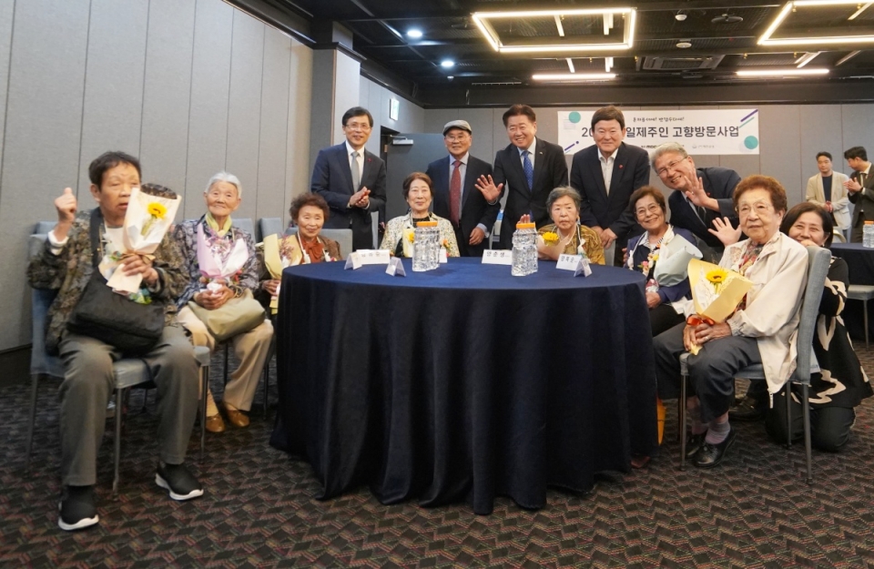 (두번째 줄 왼쪽부터)강지언 제주사회복지공동모금회장, 윤영화 제주공생 이사장, 오영훈 제주특별자치도지사, 김광수 제주특별자치도교육감, 이상봉 제주도의회의장이 재일제주인 어르신들과 기념활영을 하고 있다.
