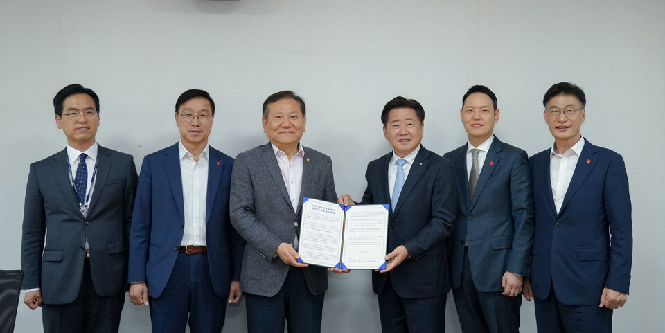 지난 8일 오후 2시 국회의원회관에서 오영훈 지사와 위성곤, 김한규, 문대림 국회의원이 이상민 행정안전부 장관을 만나 제주형 기초자치단체 설치를 위한 연내 주민투표 실시를 건의했다.