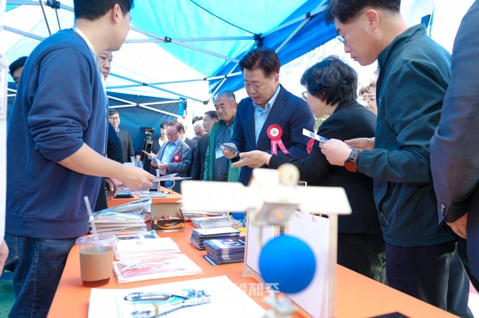 오영훈 지사는 13일 한림공업고등학교의 ‘동문의 날’ 행사에 참석해 제주도의 민간 항공우주산업 추진 현황과 계획을 공유하며, 동문들의 지속적인 관심과 협력을 요청했다. (사진제공=제주도)