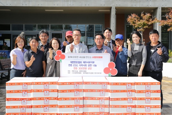김동옥 한림읍장(왼쪽 6번째), 김진삼 대한한돈협회 제주서부지부장(왼쪽 7번째) 외 관계자들이 기념촬영을 하고 있다.