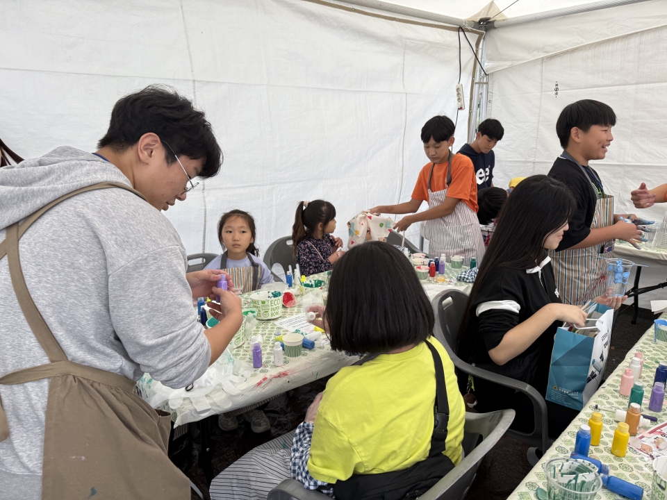 서귀포중학교, 미술 동아리 푸어 링 아트 체험 부스 운영 성황