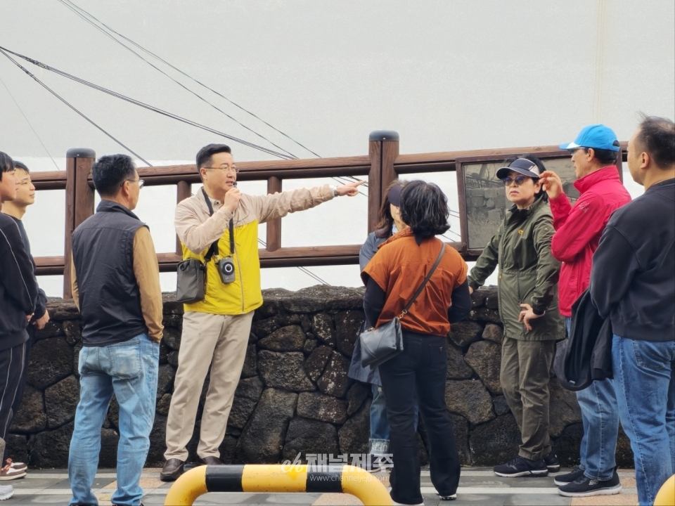 김승욱 제주도당위원장은 이날 직접 해설사로 나서, 탐방에 참여한 당원들에게 제주 성곽의 역사와 의미를 설명하며 우리 선조들의 지혜와 흔적을 공유했다.(사진제공=국민의힘제주도당)