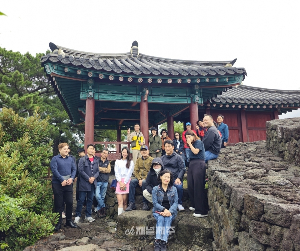 김승욱 제주도당위원장은 이날 직접 해설사로 나서, 탐방에 참여한 당원들에게 제주 성곽의 역사와 의미를 설명하며 우리 선조들의 지혜와 흔적을 공유했다.(사진제공=국민의힘제주도당)
