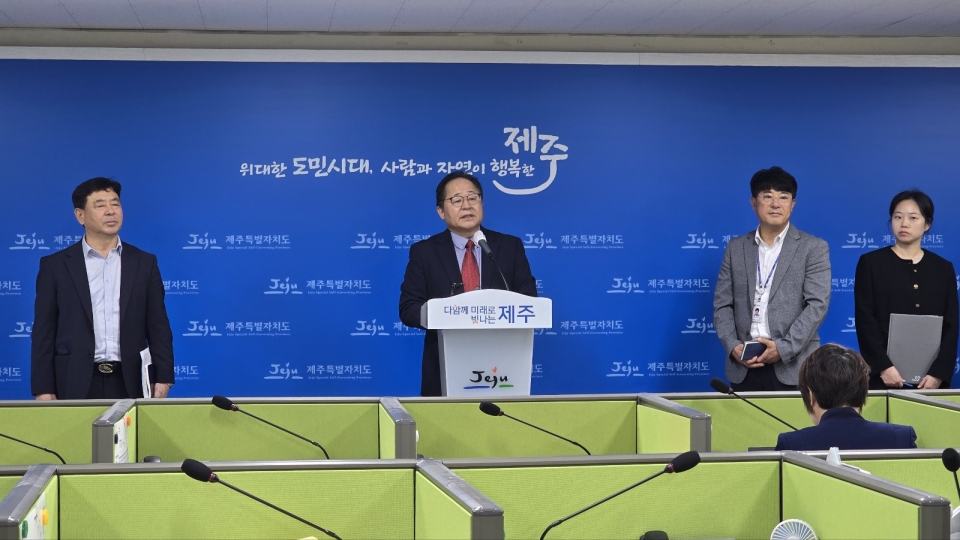 좌재봉 제주도 상하수도본부장은 이날 제주도청기자실에서 브리핑을 갖고 “이번 판결을 통해 도민들의 불편을 조속히 해소하고 사업을 차질 없이 추진하겠다”고 밝혔다.