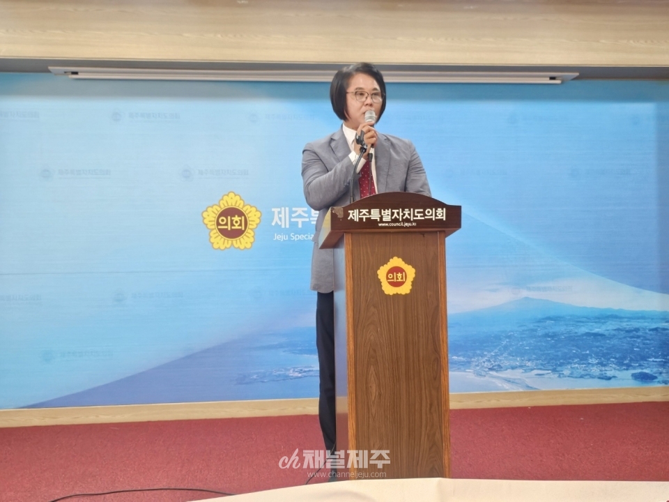 제주도의회 현기종 의원은 23일 오후 도민카페에서 기자회견을 열고 “성산읍은 2015년부터 토지거래허가구역으로 지정되어 9년째 지속적으로 연장되고 있으며, 이번에도 추가로 2년간 연장하려는 움직임이 보인다”고 꼬집었다, 그러면서 현 의원은 이와 관련해 주민들의 재산권이 침해당하고 있다며 심각한 우려를 표명했다.