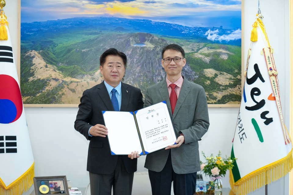 정용준 신임 과장(사진오른쪽)