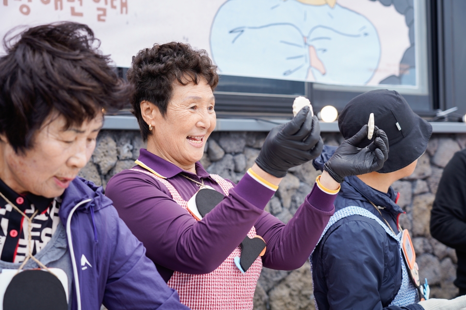 26일 제주시 구좌읍 세화리 해변에서 웰니스 관광 파일럿 프로그램 ‘해녀와 고요한 바다’를 진행했다.