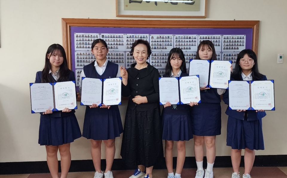 경해장학복지재단은 년말까지 130명에게 1억3천만원이 인재육성 장학금이 지급될 예정이다.