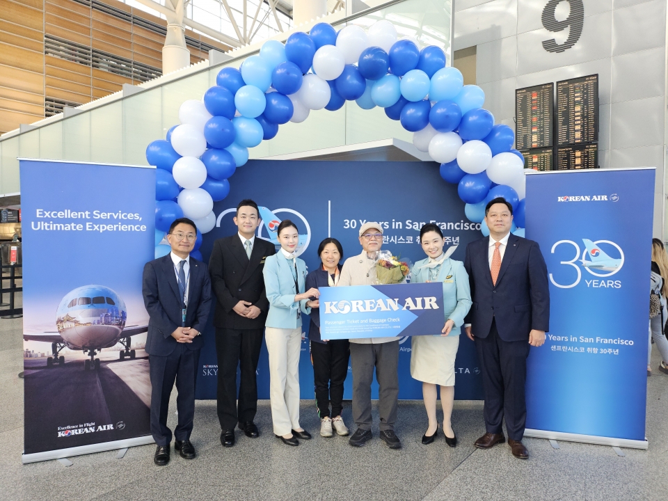 대한항공은 29일(현지시간) 미국 샌프란시스코 국제공항에서 취항 30주년 ‘탑승객 대상 기념행사’를 열었다.사진은 인천행 대한항공 KE024편 30번째 탑승수속 승객 이하영씨가 샌프란시스코~인천 왕복 이코노미 항공권 1매를 전달받고 대한항공 관계자들과 기념사진을 촬영하는 모습