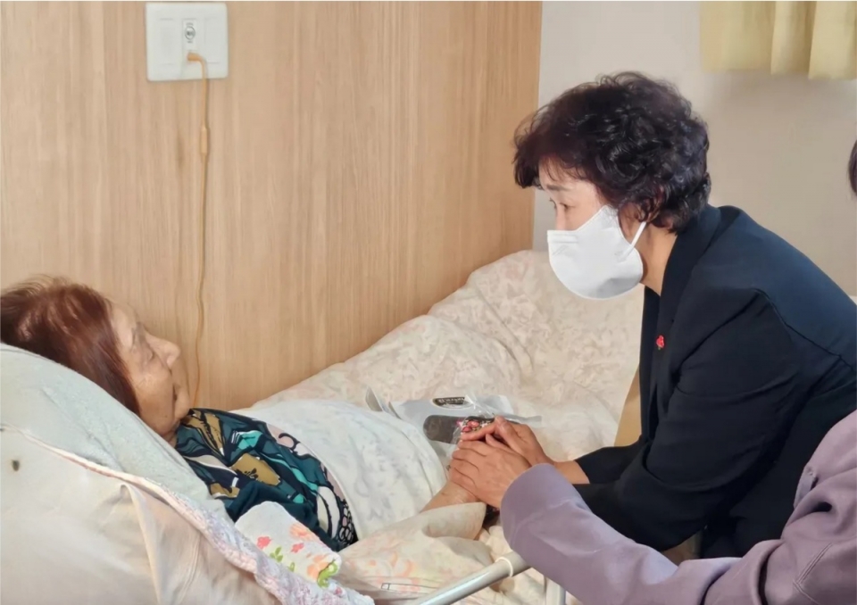 제주사랑의열매 박은희 사무처장(왼쪽 2번째)이 재일제주인 가정을 직접 방문해 인사를 나누고 있다.