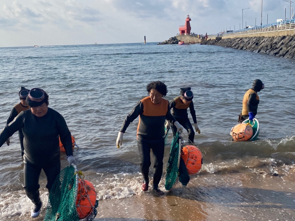 제주공항, 반려해변 이호테우에서 제주 해녀들과 손잡고 해양정화 활동 펼쳐