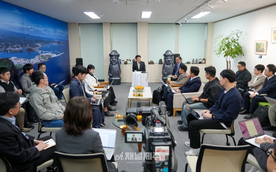 제주도는 이날 입장문을 내고 행정체제개편위원회가 도민 공론화를 거쳐 권고한 ‘시군 기초자치단체 모형’과 ‘3개 행정구역(동제주시, 서제주시, 서귀포시)’에 대해 도지사가 수용한 만큼 ‘도민의 뜻’에 따라 3개 기초자치단체 설치를 차질없이 추진하겠다고 밝혔다.(사진제공=제주도)