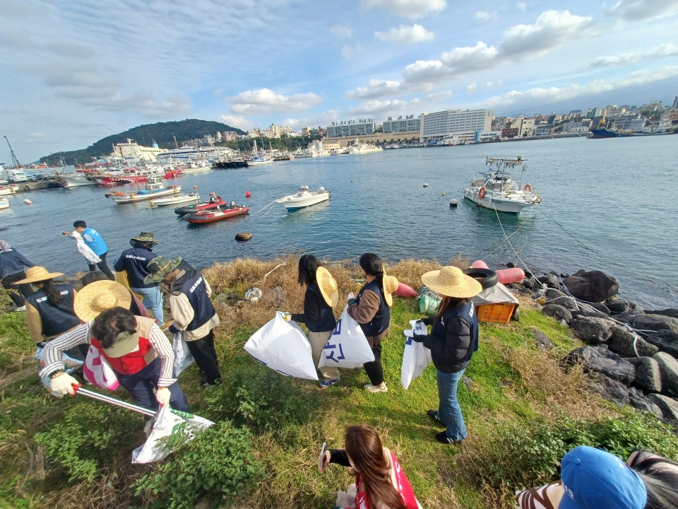 JDC 드림나눔봉사단, 직접 만든 폐현수막 마대로 해안 플로깅 진행