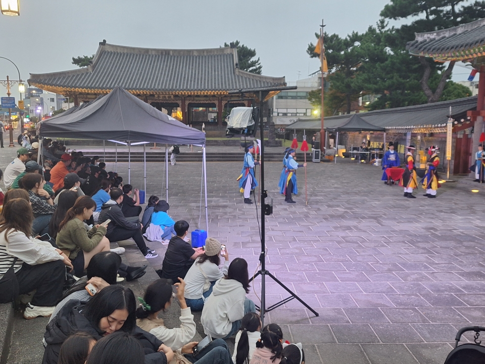 “제주 원도심의 밤 깨어났다… 목관아 야간개장 흥행”