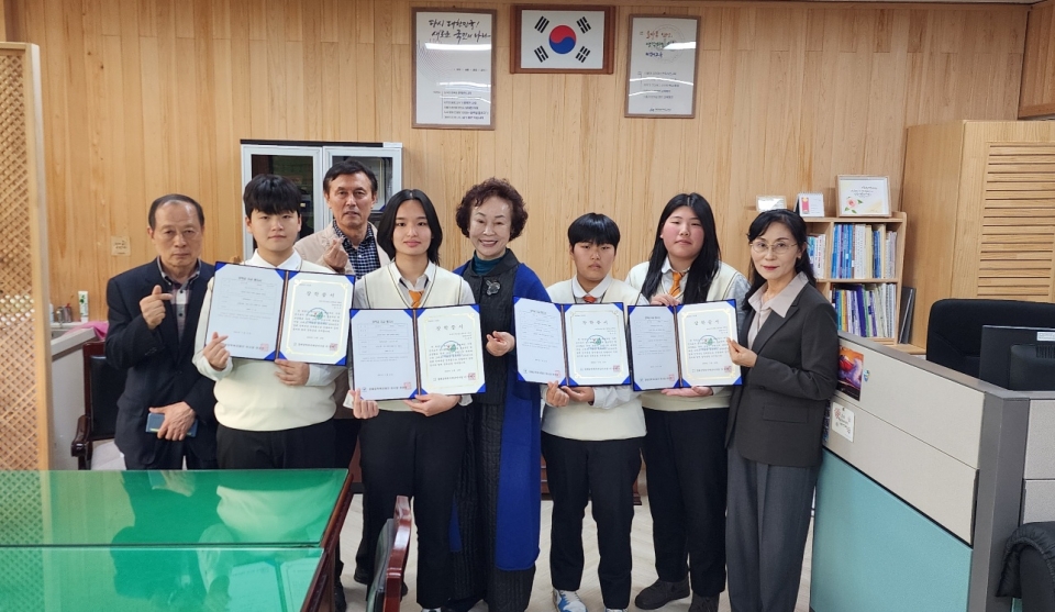 경해장학복지재단, 제주여상 사격부 학생에게 400만원 장학금 전달
