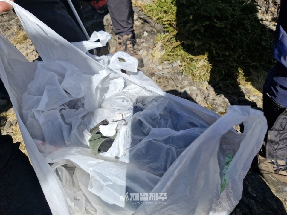 14일 한라산국립공원관리소 직원 긴급 투입, 한라산 정상부서 쓰레기 1.5톤 수거(사진=제주도)