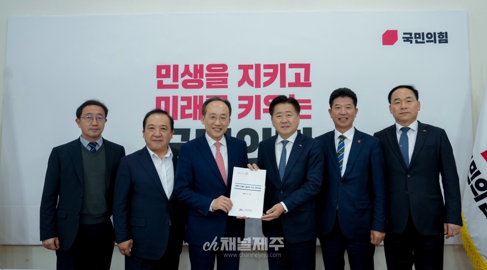 제주도·제주도의회 국비확보단은 18일 국회를 방문해 박정 예산결산특별위원장, 허영 더불어민주당 예결위 간사, 윤준병 예산조정소위 제주담당의원, 추경호 국민의힘 원내대표를 잇달아 만나 주요 현안 사업의 예산 증액을 요청했다.(사진=제주도)
