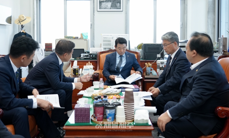 제주도·제주도의회 국비확보단은 18일 국회를 방문해 박정 예산결산특별위원장, 허영 더불어민주당 예결위 간사, 윤준병 예산조정소위 제주담당의원, 추경호 국민의힘 원내대표를 잇달아 만나 주요 현안 사업의 예산 증액을 요청했다.(사진=제주도)
