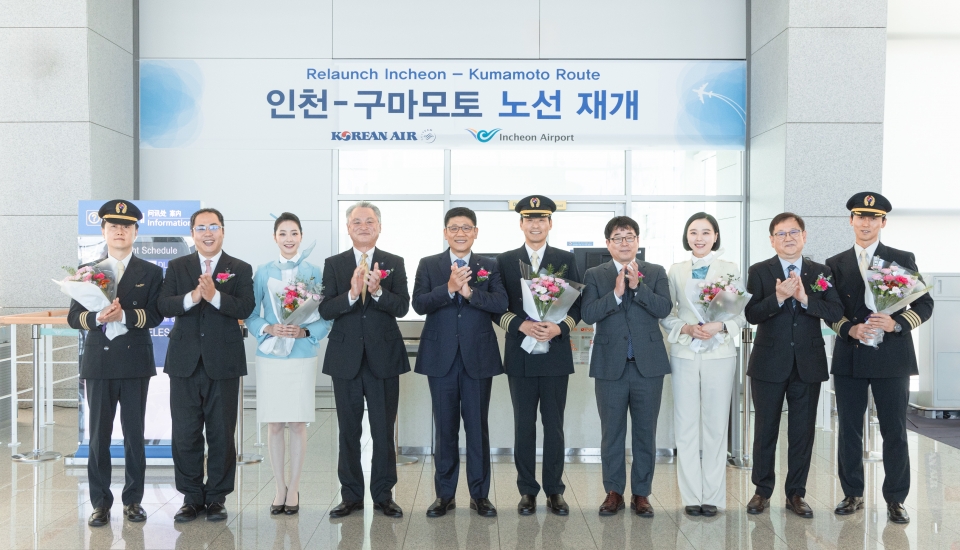 대한항공은 지난 24일 인천국제공항 제2터미널에서 인천~일본 구마모토 노선 재취항 기념 행사를 열었다. 황성원 대한항공 여객노선부 담당(왼쪽에서 다섯 번째), 히사모토 마사노리 구마모토국제공항 주식회사 영업본부장(왼쪽에서 네 번째) 등 주요 관계자들이 KE777편 운항·객실 승무원들과 기념사진을 촬영하는 모습
