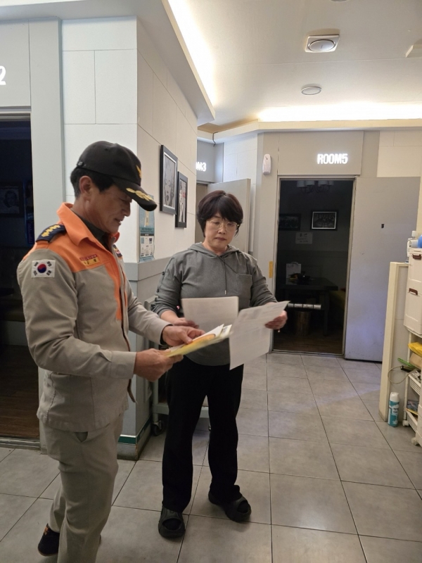 동부소방서 남원119센터,남원의용소방대 다중이용업소 등 비상구 폐쇄 및 불법행위 홍보 캠페인