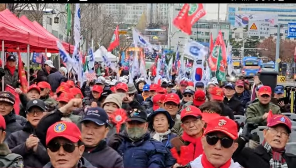 30일 오후 서울 종로구 동화면세점 앞에서 전국안보시민단체연합 등 회원들이 자유통일을 위한 주사파 척결대회를 하고 있다.(유튜브 ‘신의한수’ 캡처)