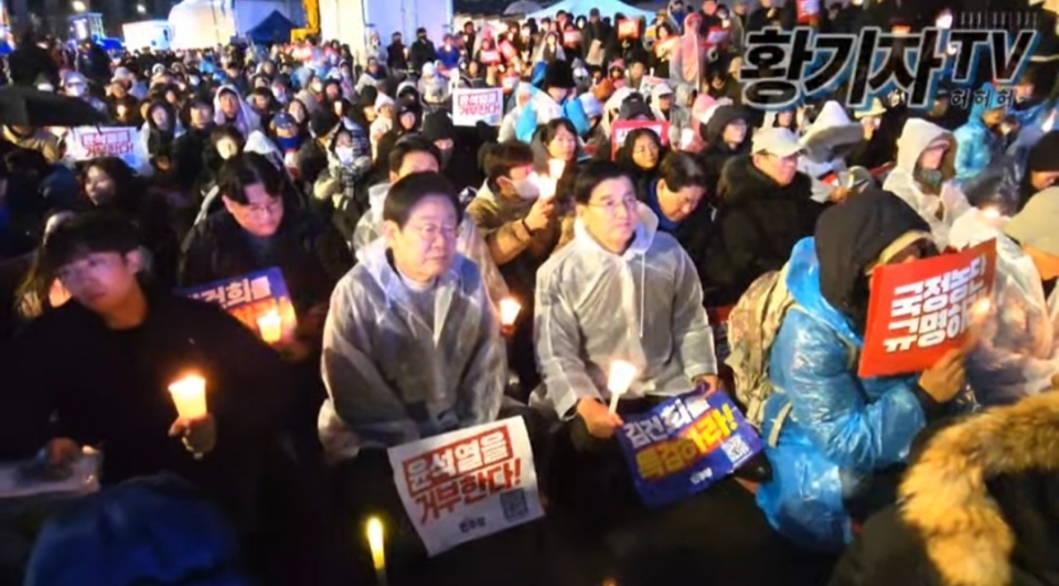 더불어민주당 이재명 대표가 30일 오후 서울 종로구 광화문 북측광장 인근에서 열린 '김건희·윤석열 국정농단 규탄·특검 촉구 제5차 국민행동의 날'에서 구호를 외치고 있다.(유튜브 ‘황기자’ 캡처)
