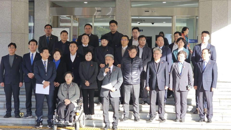 이상봉 제주특별자치도의회 의장이 4일 오전 제주도의회 현관앞에서 ‘윤석열 대통령 계엄 선포에 대한 제주특별자치도의회 의장의 입장’성명을 발표하고 있다.