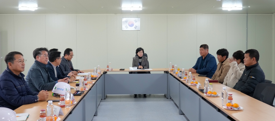 김애숙 제주도 정무부지사가 동부하수처리장 방문, 관계자들을 격려했다.