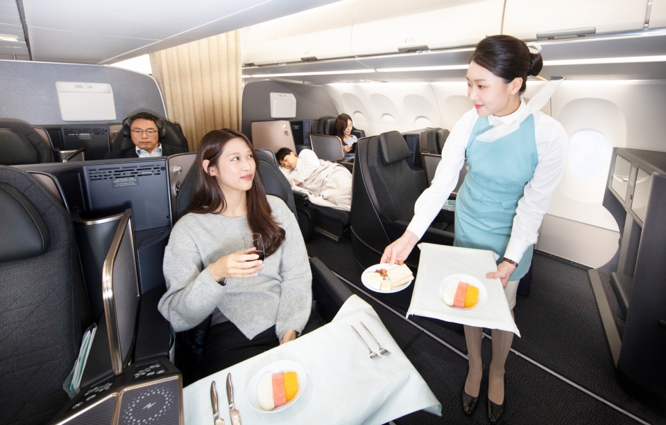 대한항공은 세계적인 여행전문지 ‘글로벌 트래블러(Global Traveler)’가 주관하는 ‘2024 글로벌 트래블러 테스티드 어워즈(2024 GT Tested Reader Survey Awards)’에서 2관왕에 올랐다고 6일 밝혔다