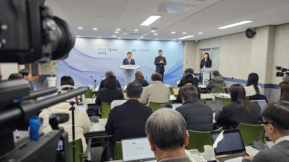 김광수 제주도교육감은 10일 오전 10시 제주도교육청 기자실에서 기자회견을 열고 특성화고 일반고 전환 등 고교체제개편에 대한 입장을 밝혔다.(사진제공=제주도인타넷신문방송기자협회 특별취재반)