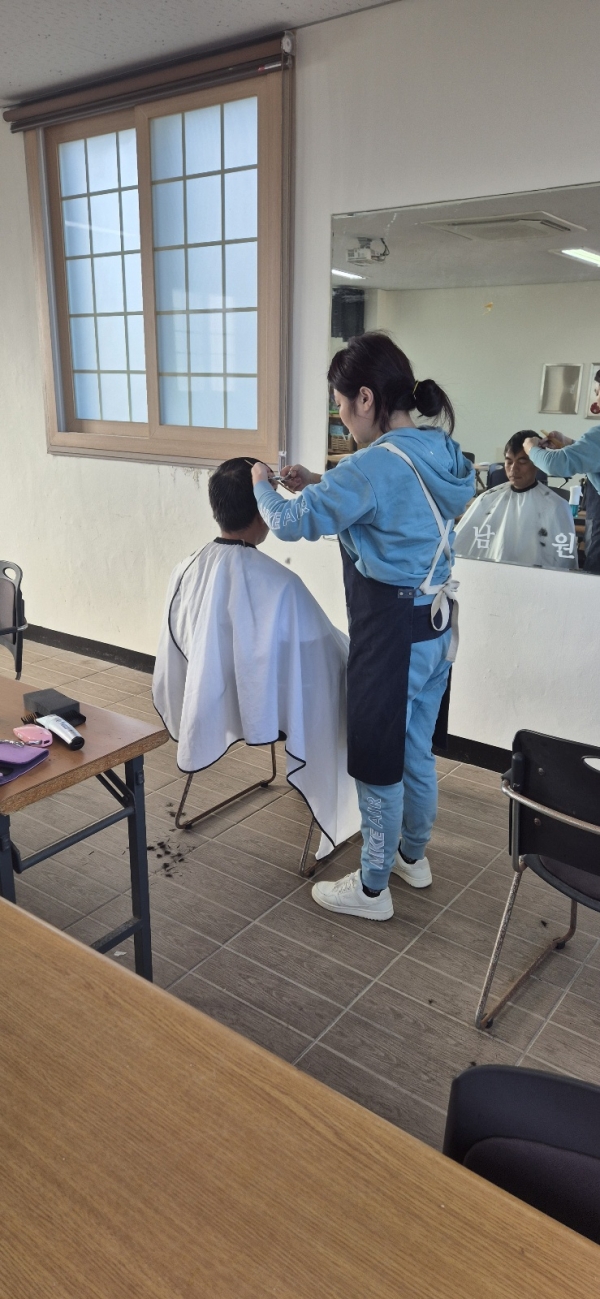 신례2리마을회, 제주위미농협 베트남 공공형 계절근로자 사랑의 이발 봉사 실시