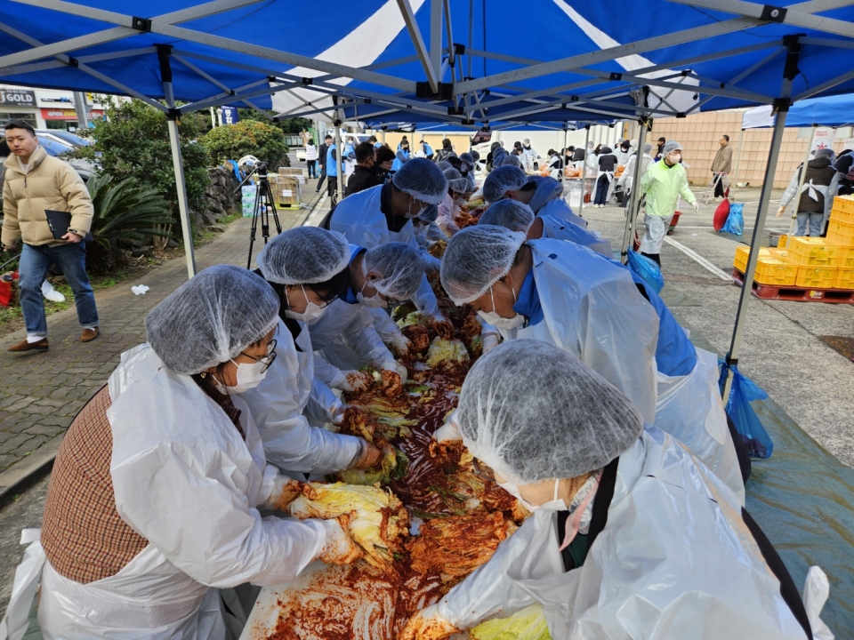 이번 행사는 제주사회복지공동모금회, 제주특별자치도사회복지관협회와 함께 10일 제주순복음종합사회복지관에서 진행됐으며, 제주개발공사 소속 임직원들로 구성된 제주삼다수봉사대와 지역 자원봉사자 등 약 100명이 참여했다.
