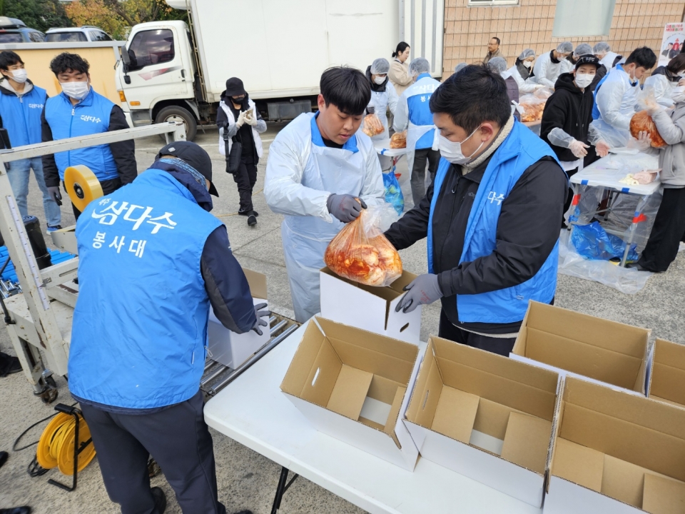 이번 행사는 제주사회복지공동모금회, 제주특별자치도사회복지관협회와 함께 10일 제주순복음종합사회복지관에서 진행됐으며, 제주개발공사 소속 임직원들로 구성된 제주삼다수봉사대와 지역 자원봉사자 등 약 100명이 참여했다.